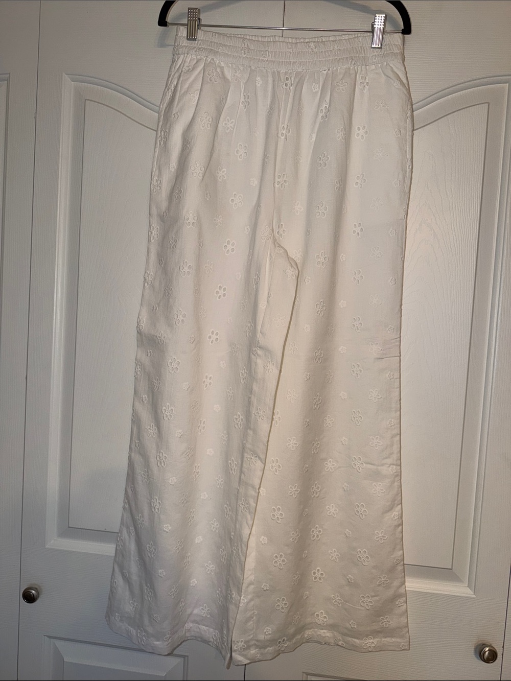 Lucky & Coco White Embroidered lined Wide-Leg women’s Pants NWOT Size L Pockets
